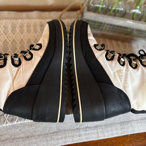 Cougar Waterproof Layne Wedge Winter Boots Size 7. Black and White. - Picture 9 of 12